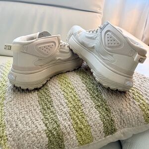 Vans MTE Cream Sneakers